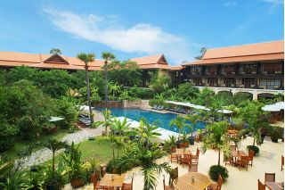 Vue de la piscine et de la terrasse au Victoria Angkor Resort