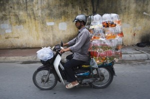 Des poissons rouges sur une moto