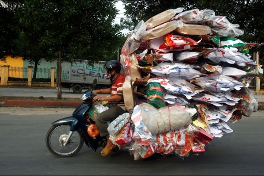 Des tonnes de sacs sur une moto au Vietnam
