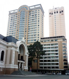 Devant l'Opera House de Saigon, Hôtel Caravelle