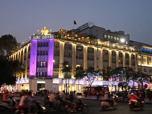 Devant le Rex Hôtel à Saigon la nuit