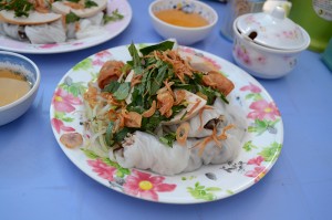 Assiette de banh cuon dans un streetfood au Vietnam