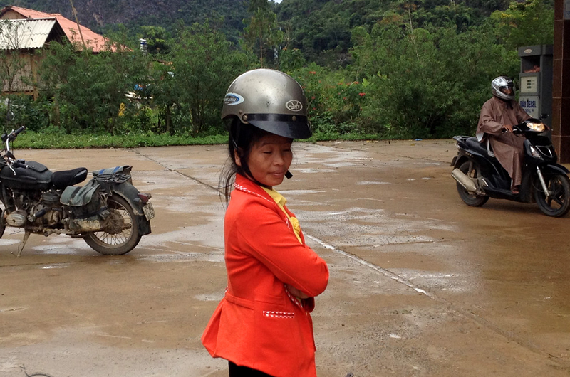 Femme de l'ethnie Thai portant un casque