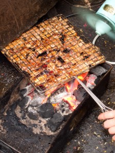 La viande du bun cha est grillée au barbecue
