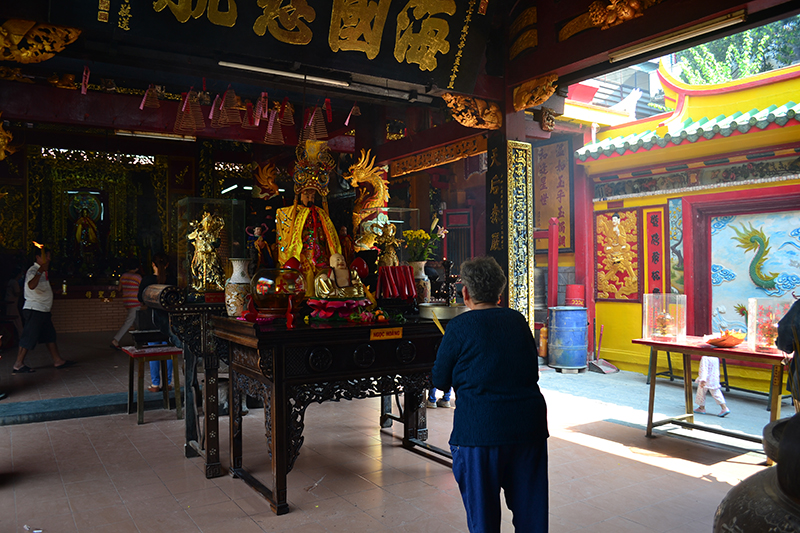 Une femme honore les esprits dans une pagode de Saigon