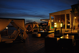 Le bar tapas de nuit Sokha Beach