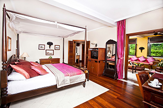 Chambre au mobilier en bois, Victoria Angkor Resort