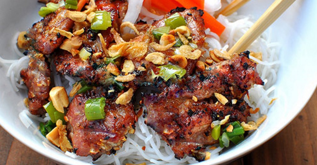 Assiette de bun thit nuong, plat du Vietnam