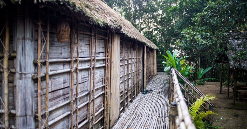 Vue extérieure de la Longhouse à Ta Lai