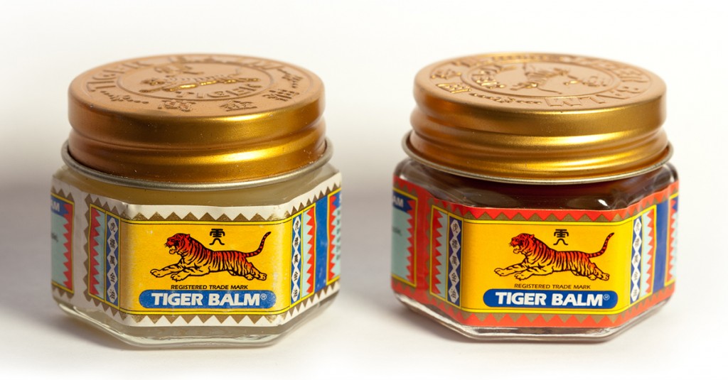 Deux pots de baume du tigre
